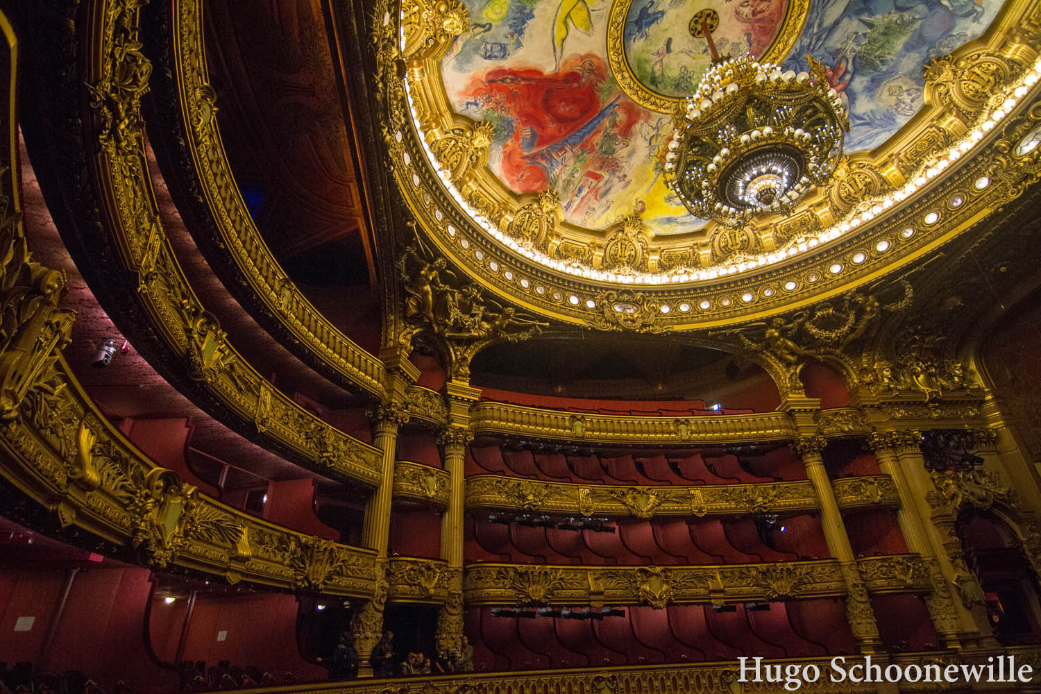 De zal met het indrukwekkende plafond van Chagal van Opéra Garnier in Parijs.