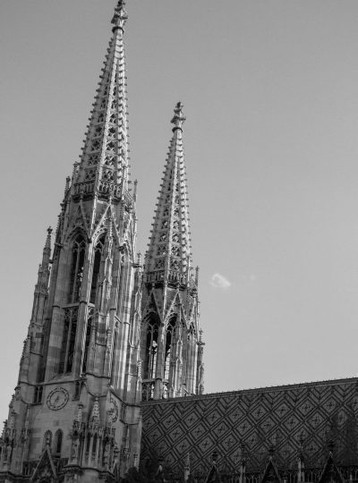 Zwart-witfoto van de Stephansdom in Wenen