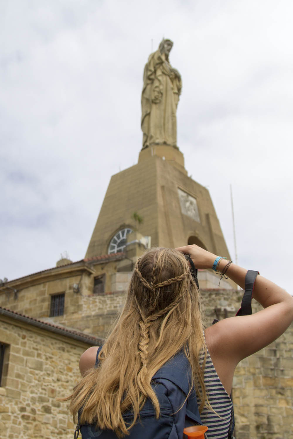 Manouk maakt een foto van een standbeeld in San Sebastian
