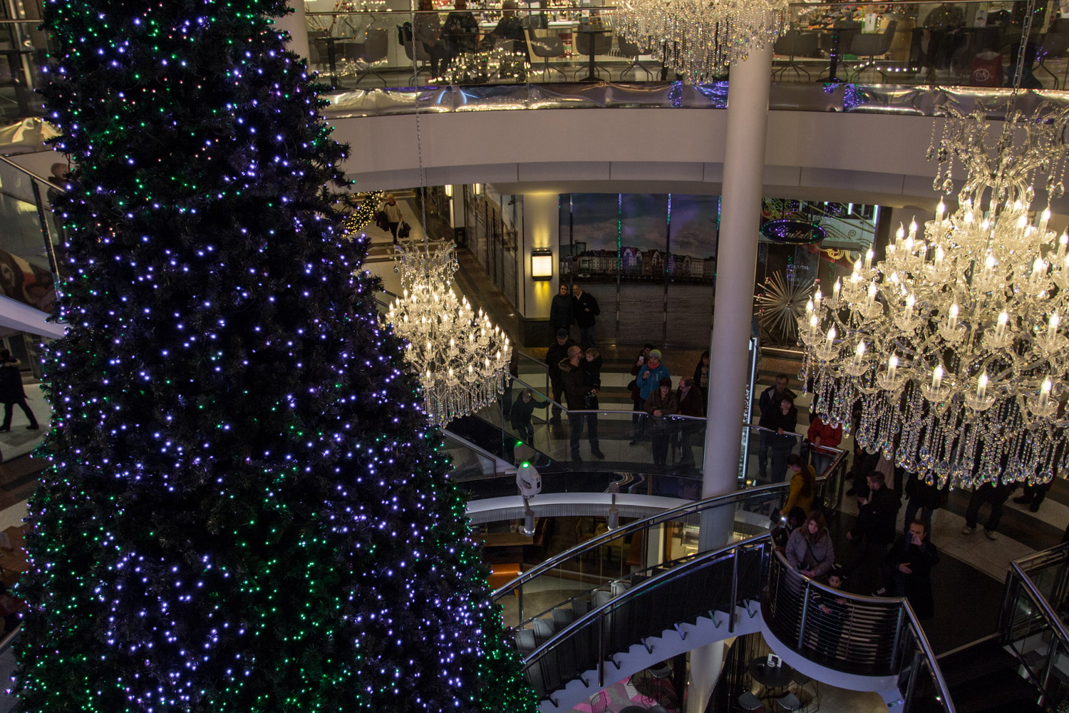 Grote gekleurde kerstboom in winkelcentrum Schadow-Arcaden in Dusseldorf