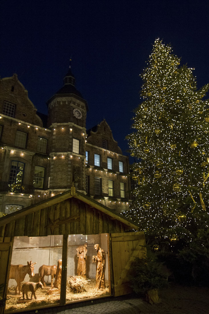 Levensgrote kerststal met grote kerststal ernaast met lichtjes in Dusseldorf