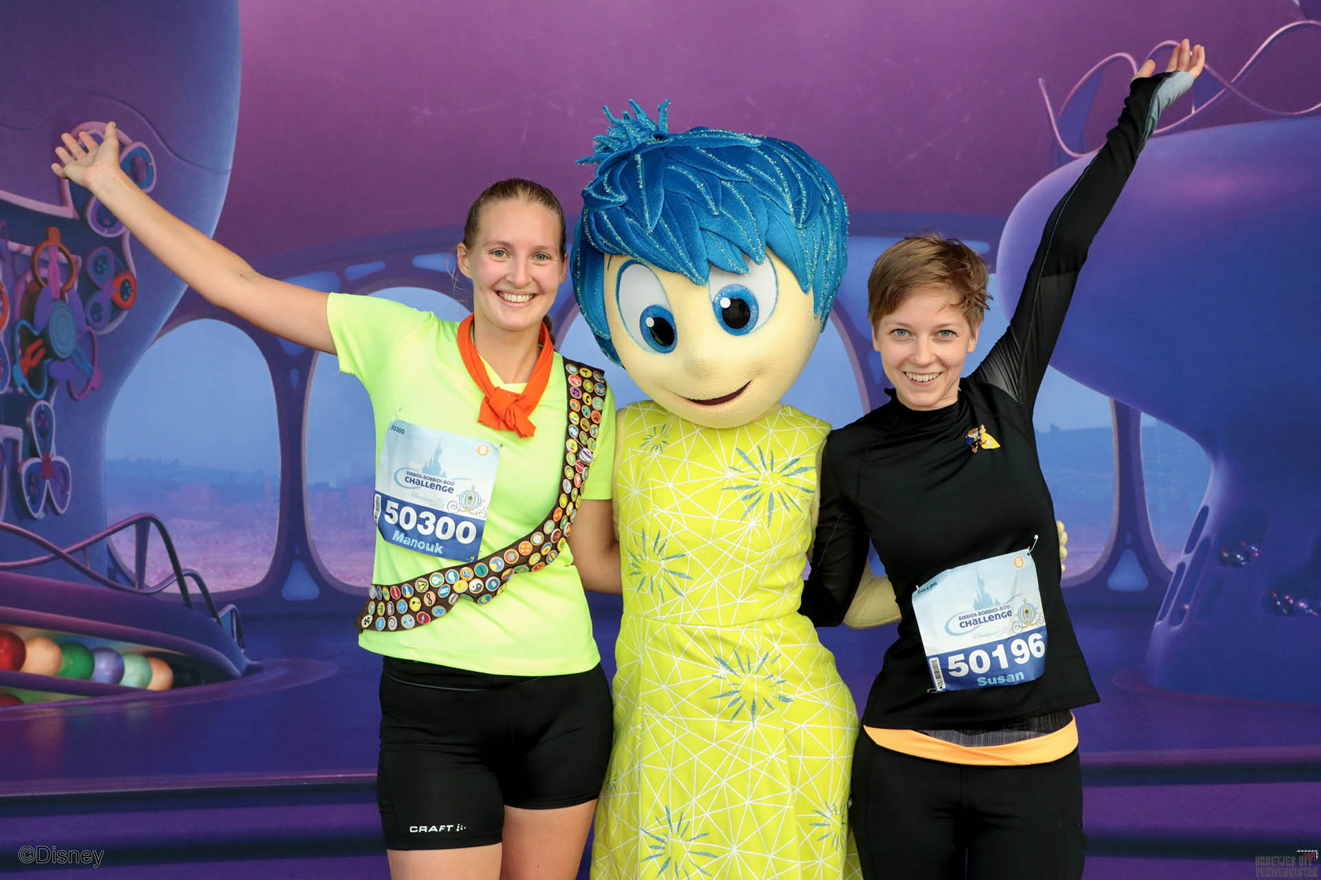 Op de foto met Disneycharacter Joy uit Inside Out tijdens de halve marathon in Disneyland Parijs