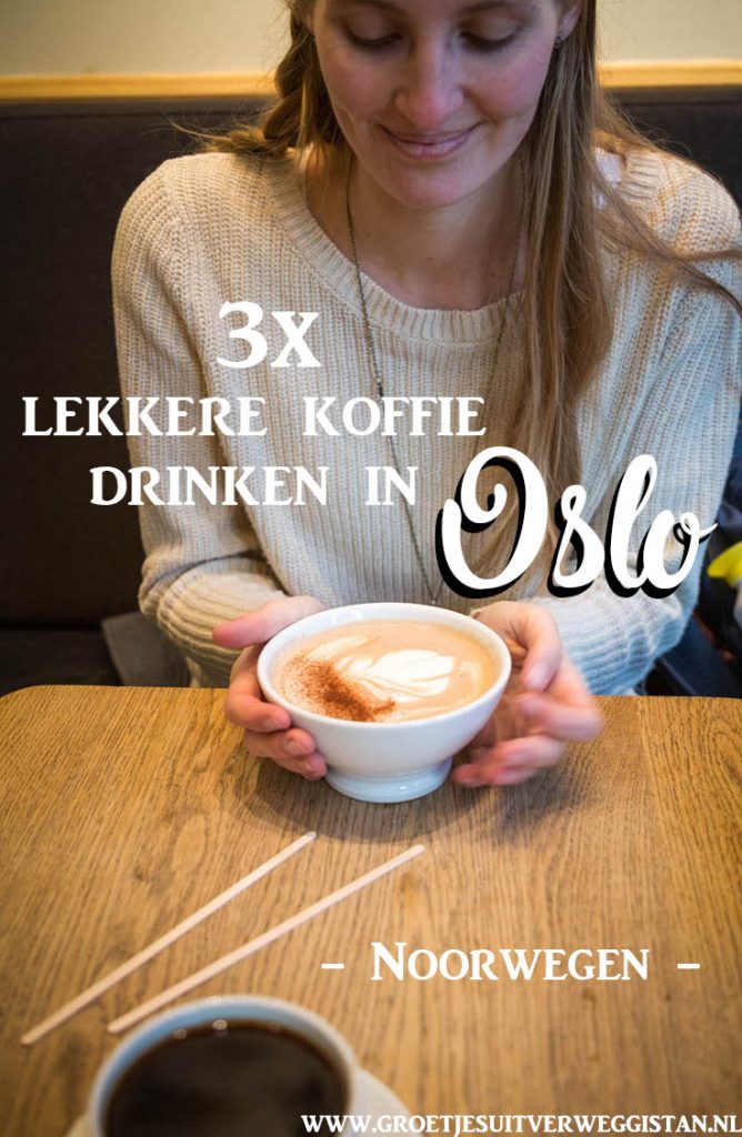 Blondine met warme chocolademelk in een koffietentje in Oslo met tekst: 3x lekker koffie drinken in Oslo.