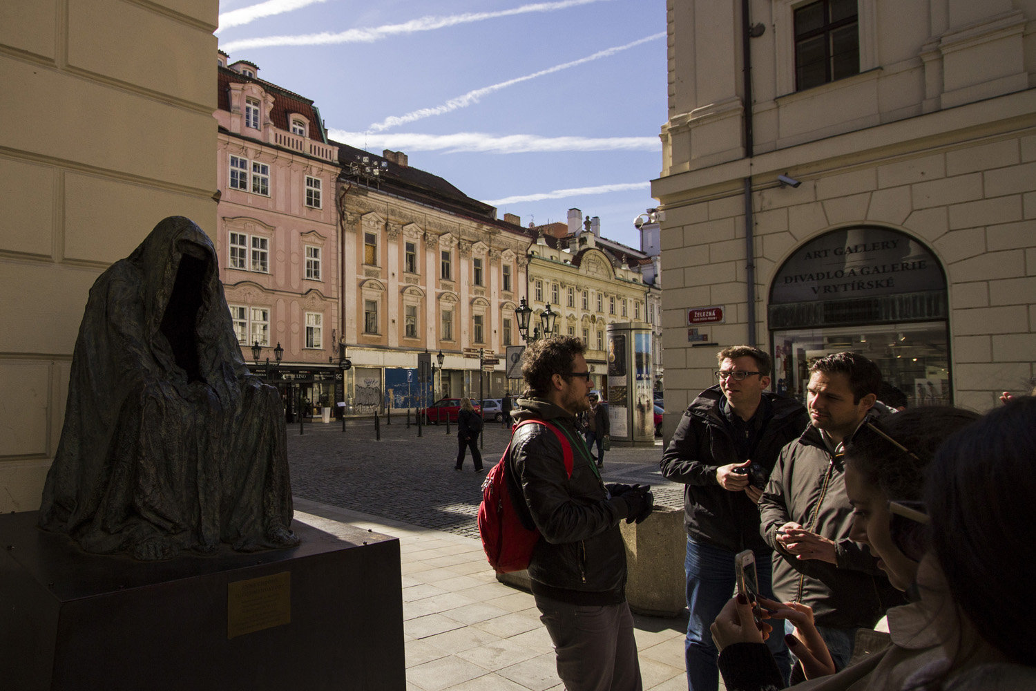 Standbeeld van Don Giovanni naast het theater in Praag tijden een free walking tour met Good Prague Tours.