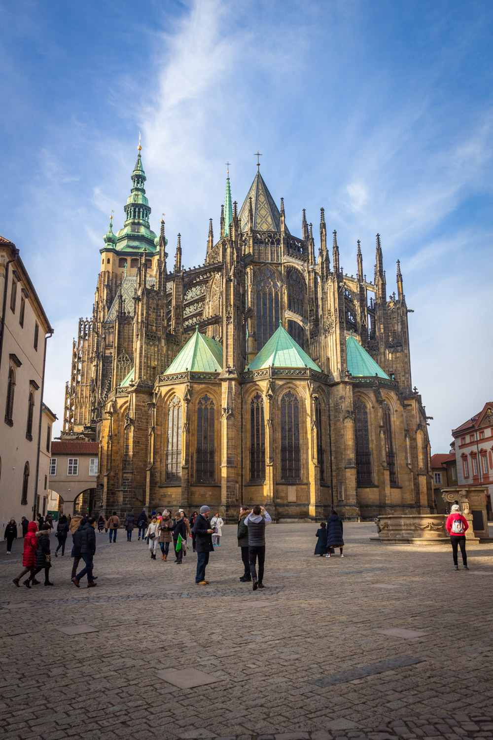 Sint Vituskathedraal in Praag vanaf de achterzijde in de zon
