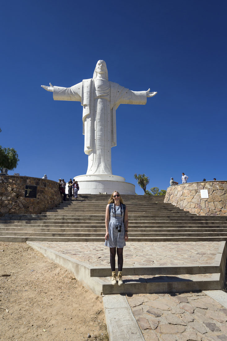 Manouk met het witte Jezusbeeld in Cochabamba