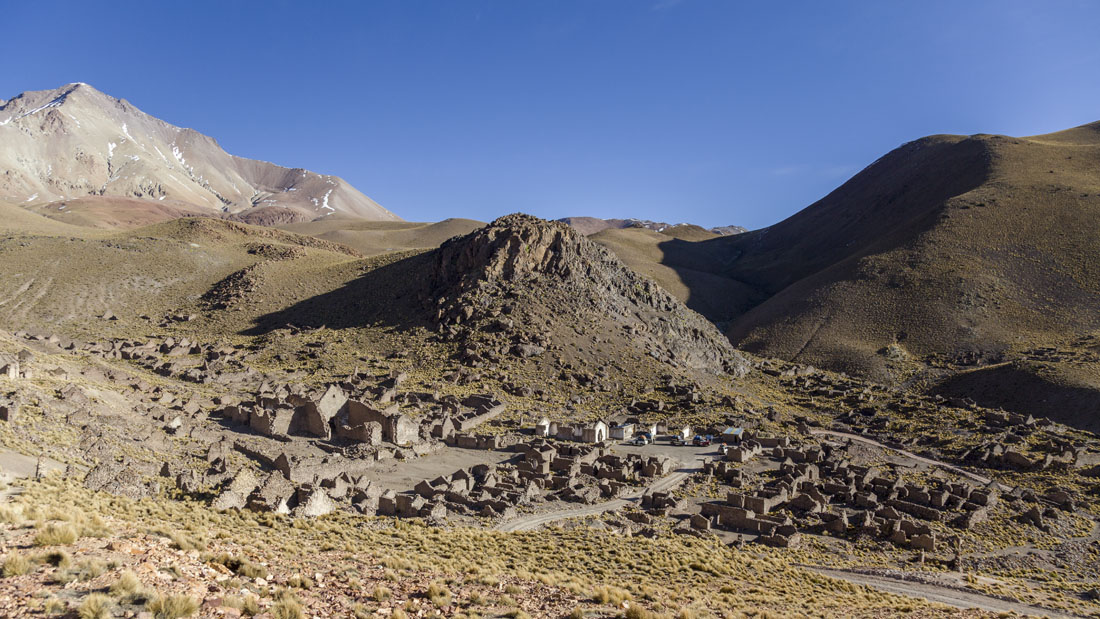 Het uitgestorven dorp Pueblo Fantasmo tijdens de jeeptour naar Salar de Uyuni.