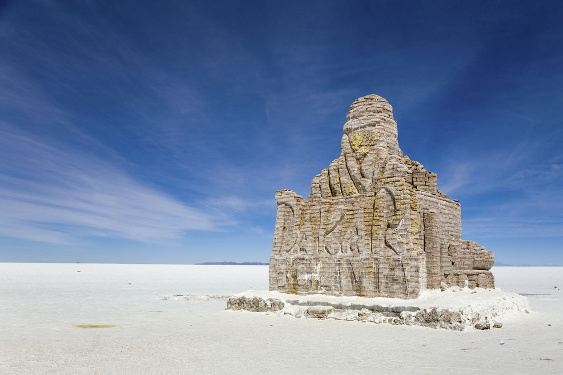 Het Dakarmonument op Salar de Uyuni in Bolivia gemaakt van zout.