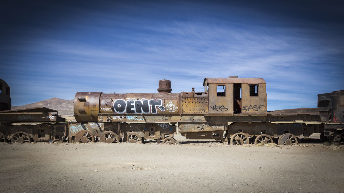 Een oude locomotief op Cementerio de Trenes in Bolivia