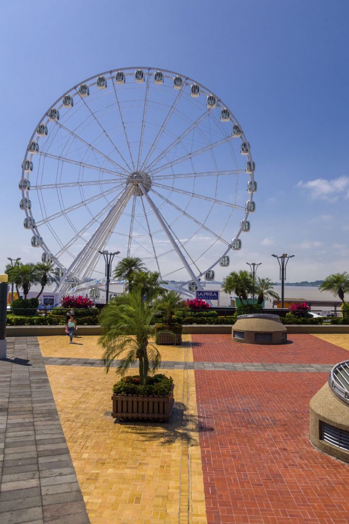 De boulevard van Guayaquil met geel-rode stenen op de grond en een reuzenrad