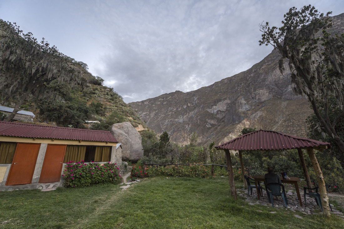 Douchegebouw en overkapping op het terrein van Posada Gloria in het dorp San Juan de Chuccho in de Colca Canyon in Peru