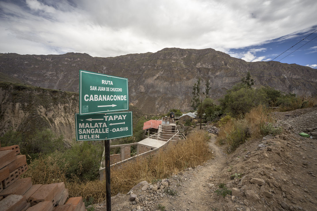 Routebord langs het wandelpad naar San Juan de Chuccho in de Colca Canyon