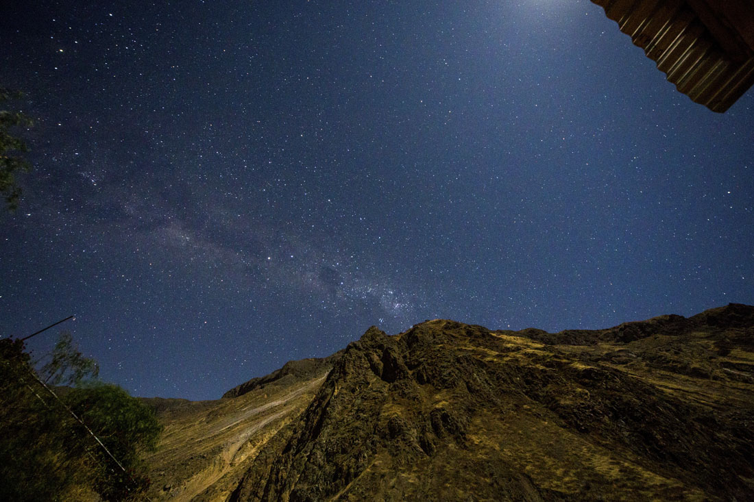 Sterrenhemel vol sterren en de melkweg met de wand van de kloof Colca Canyon onderin beeld, gemaakt bij Llahuar Lodge