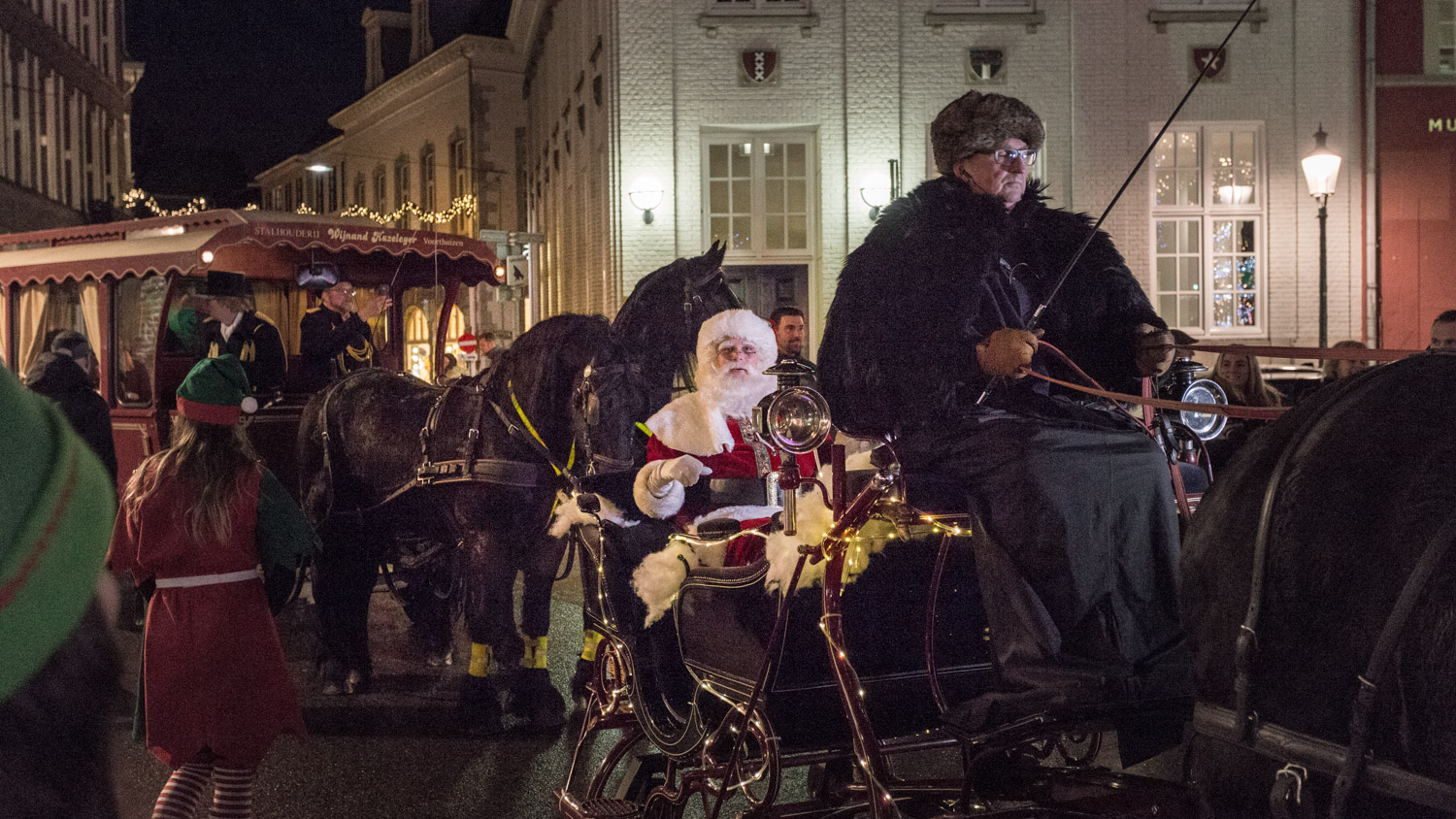De kerstman op een slee in Maastricht tijdens de aankomst van de kerstman