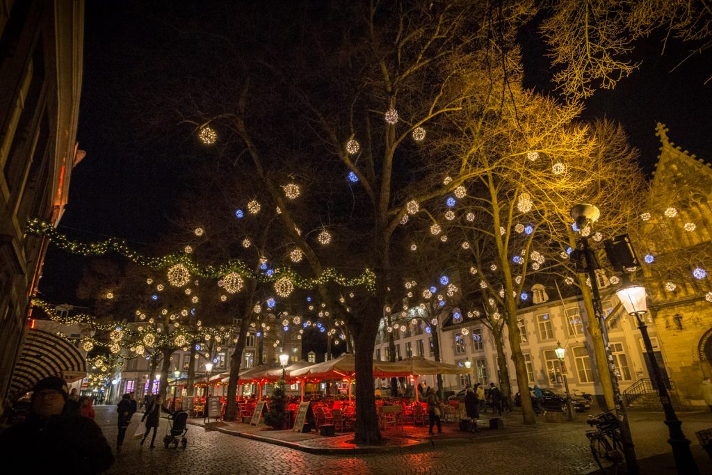 Kerstlichtjes in de straten van Maastricht in het donker