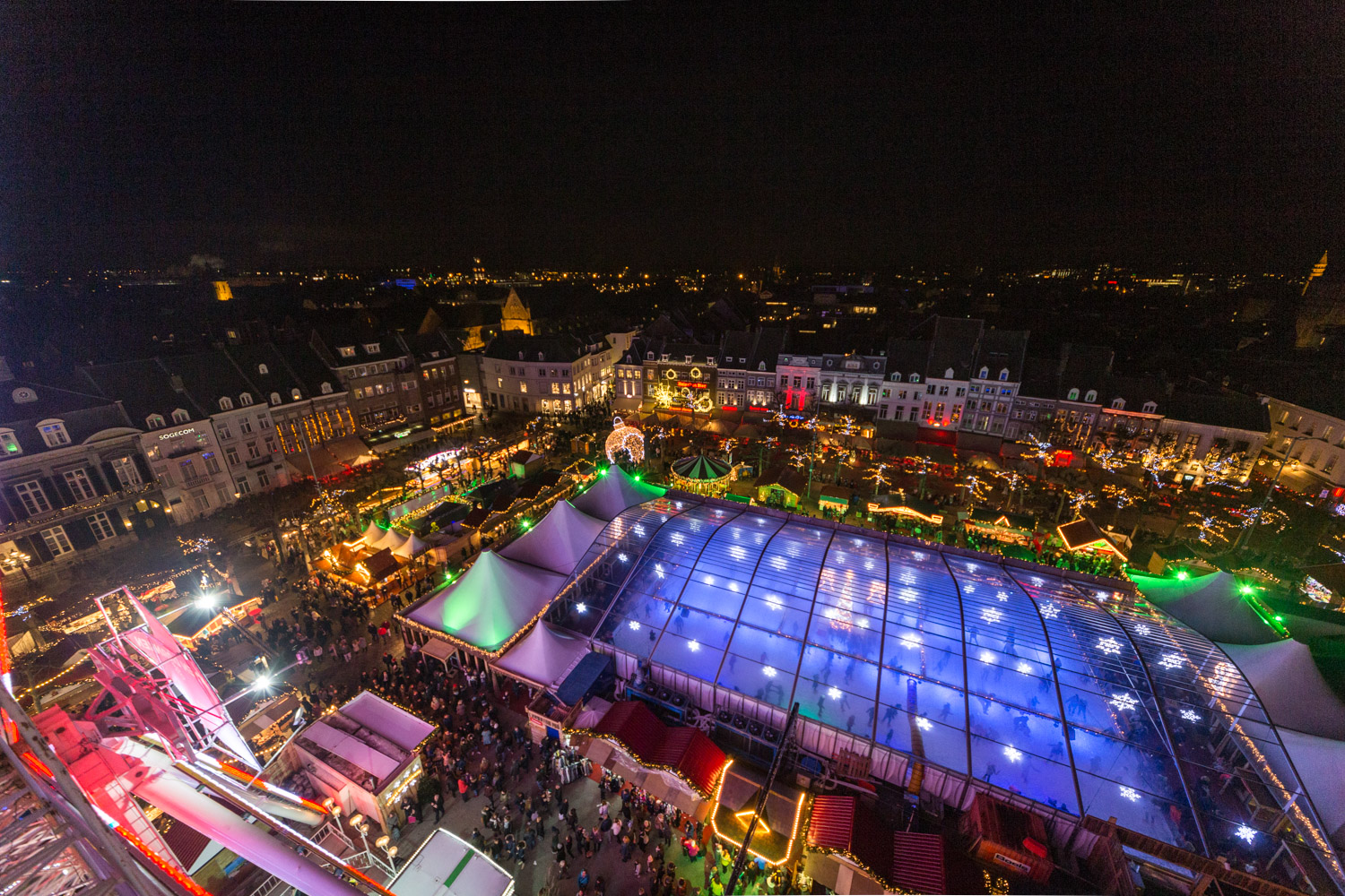 Uitzicht over de kerstmarkt in Maastricht vanuit het reuzenrad op het Vrijthof