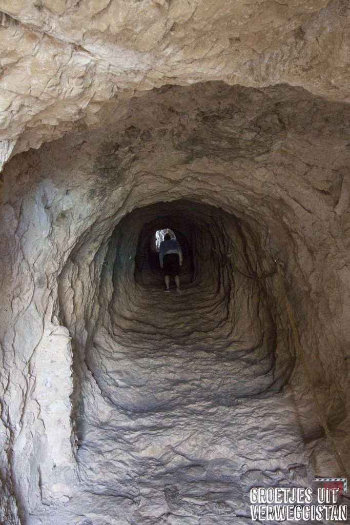 Peñon de Ifach: de tunnel om aan de andere zijde van de rots te komen is smal en steil