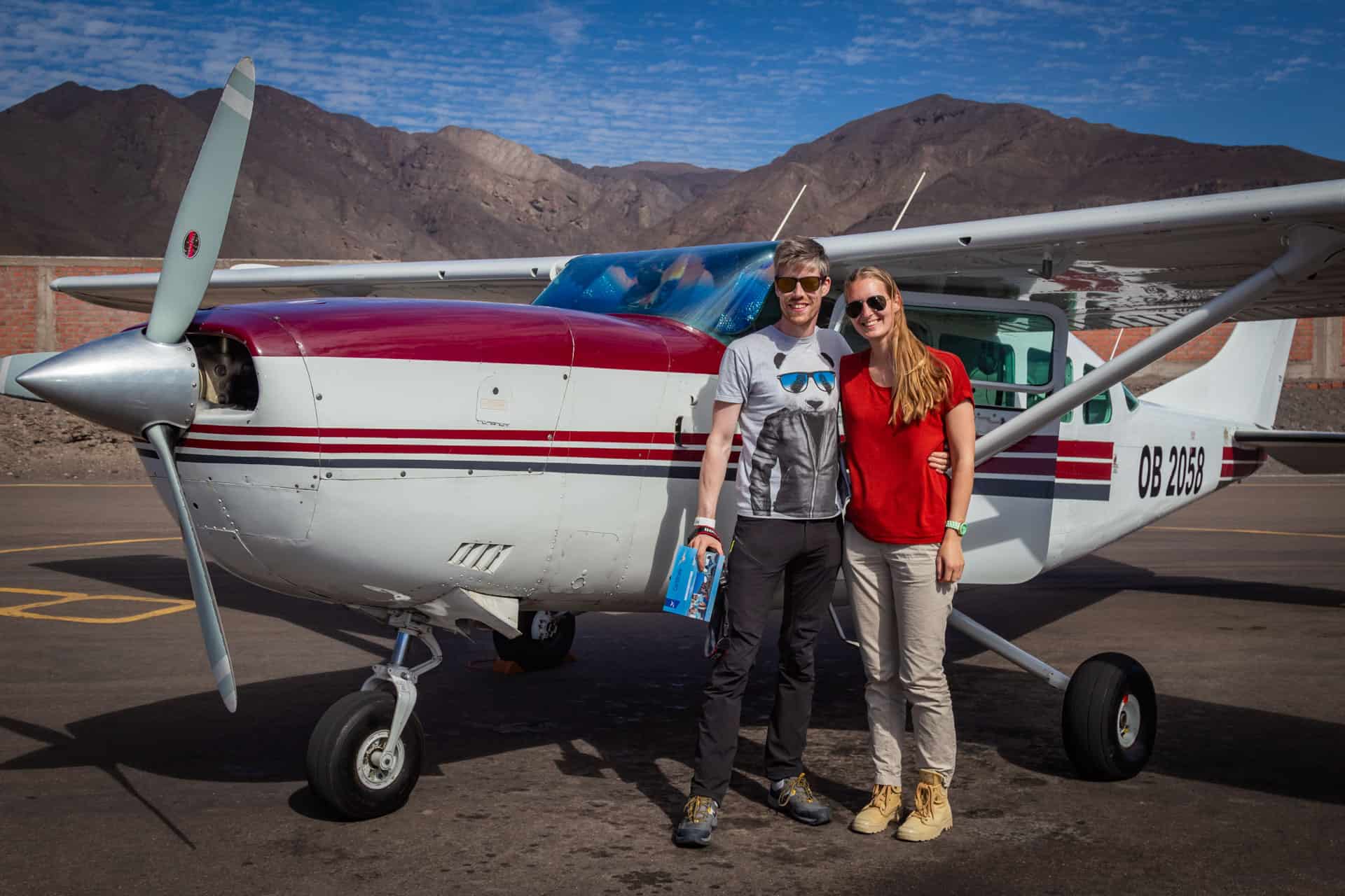 Manouk en Hugo staan vlak voor een klein vliegtuigje waar 8 personen in kunnen waarmee ze over de Nazcalijnen hebben gevlogen