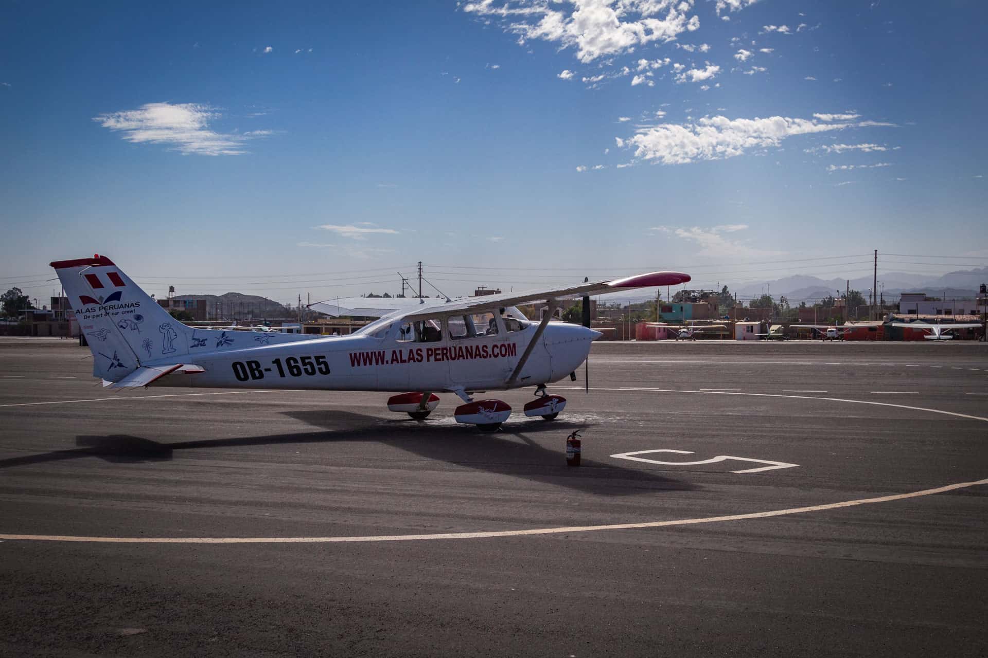 Een vliegtuigje op het vliegveld in Nazca met blauwe lucht erachter