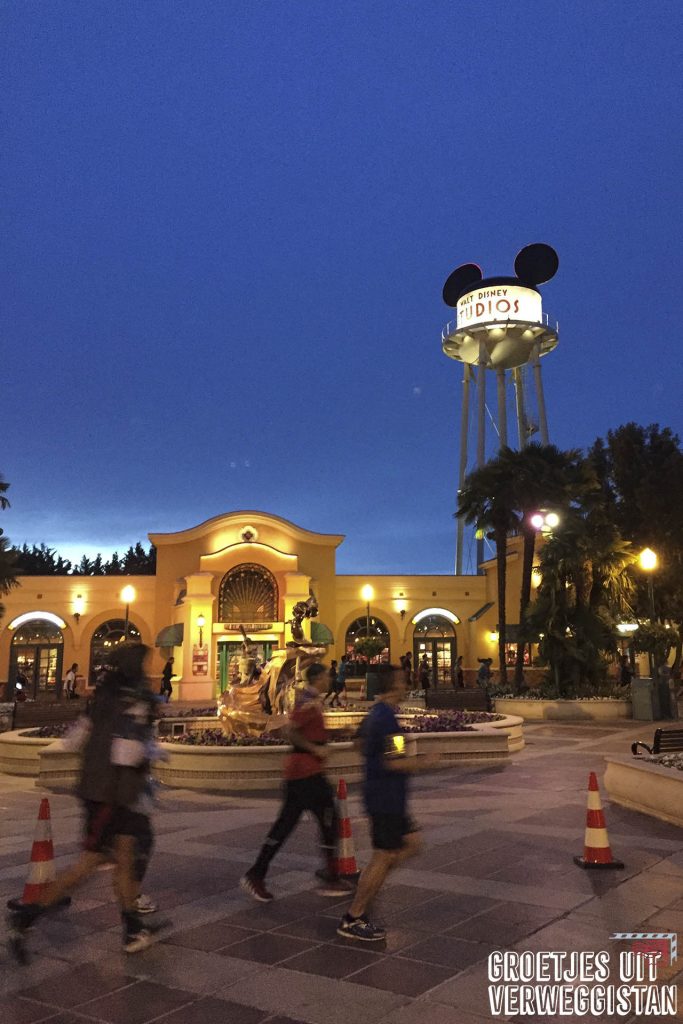 Hardlopers die 5 kilometer in het donker door Walt Disney Studios rennen tijdens het runDisney weekend in Disneyland Parijs.