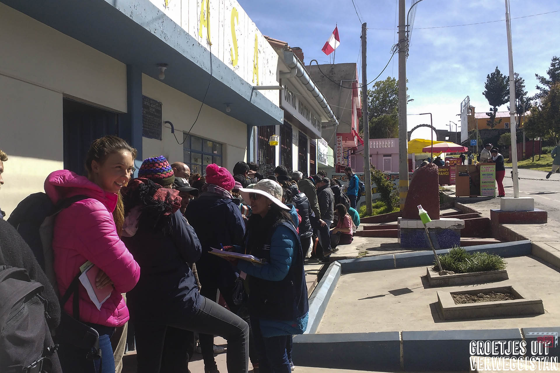 lange rij bij immigratiekantoor Peru