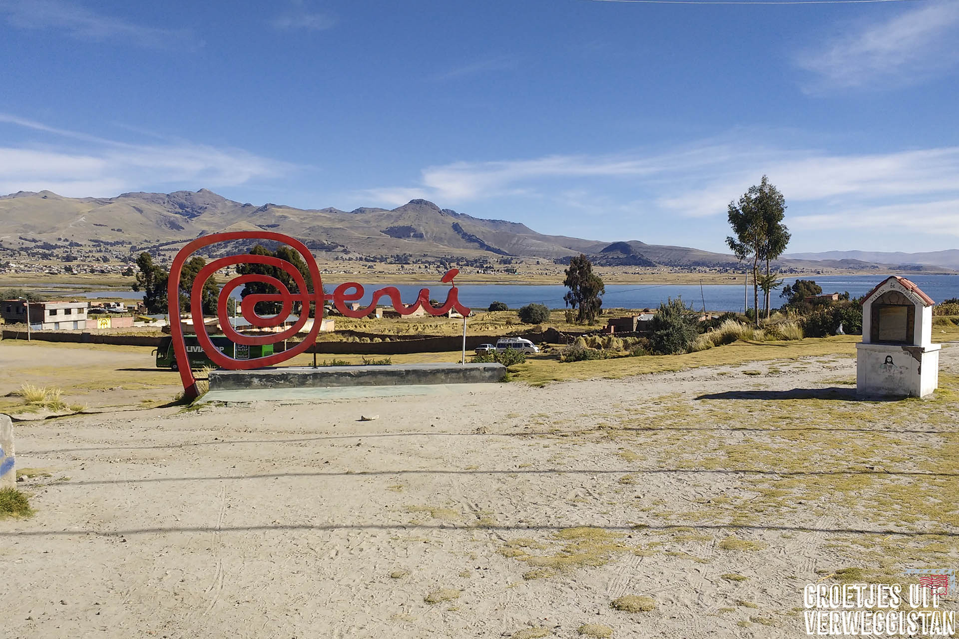 Peru in grote rode letters op de grensovergang