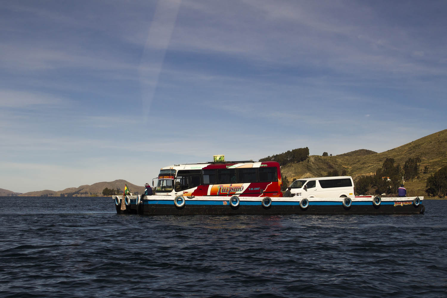 Een bus op een boot over het water