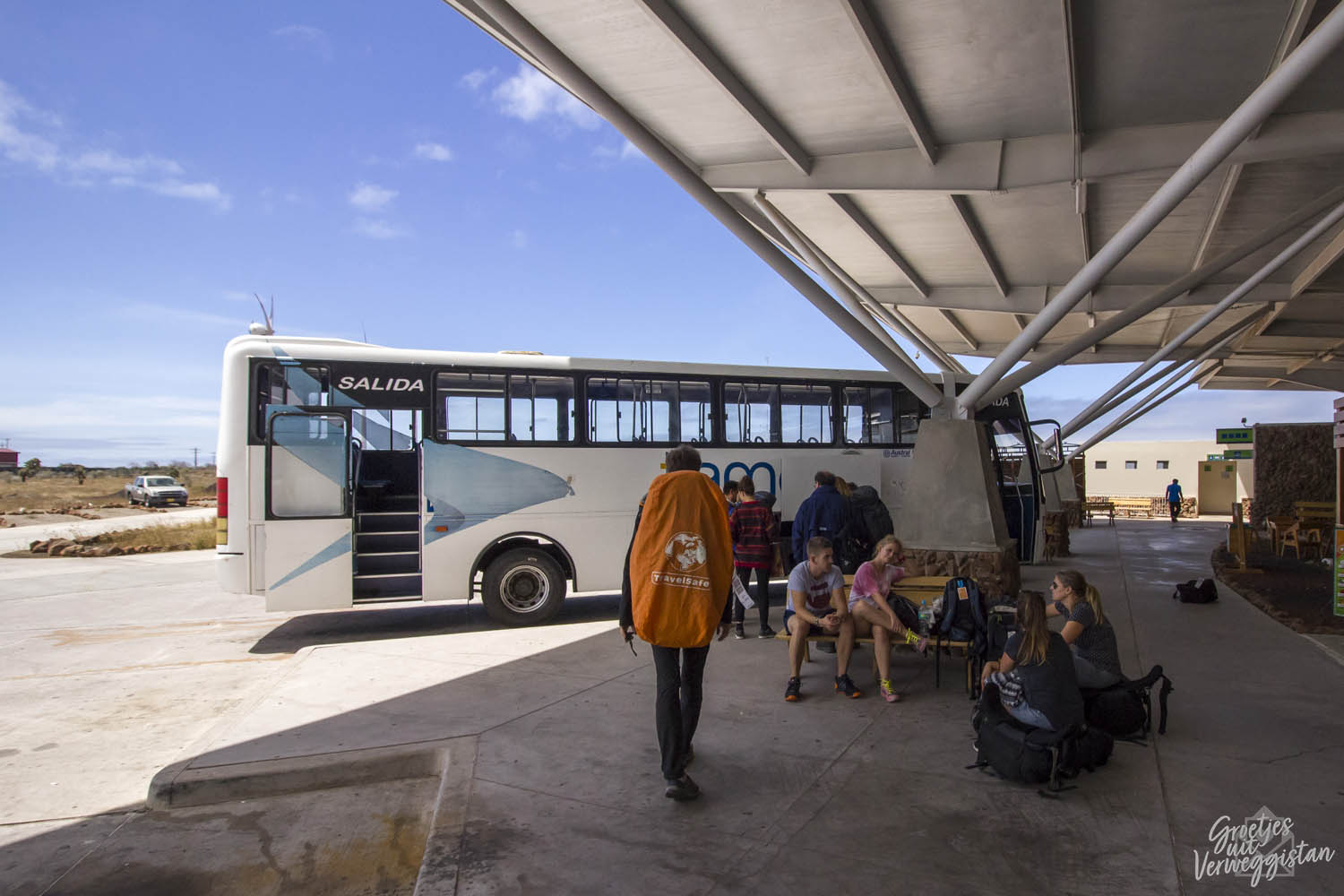 De bus op het vliegveld op Baltra: van het vliegveld naar Puerto Ayora.