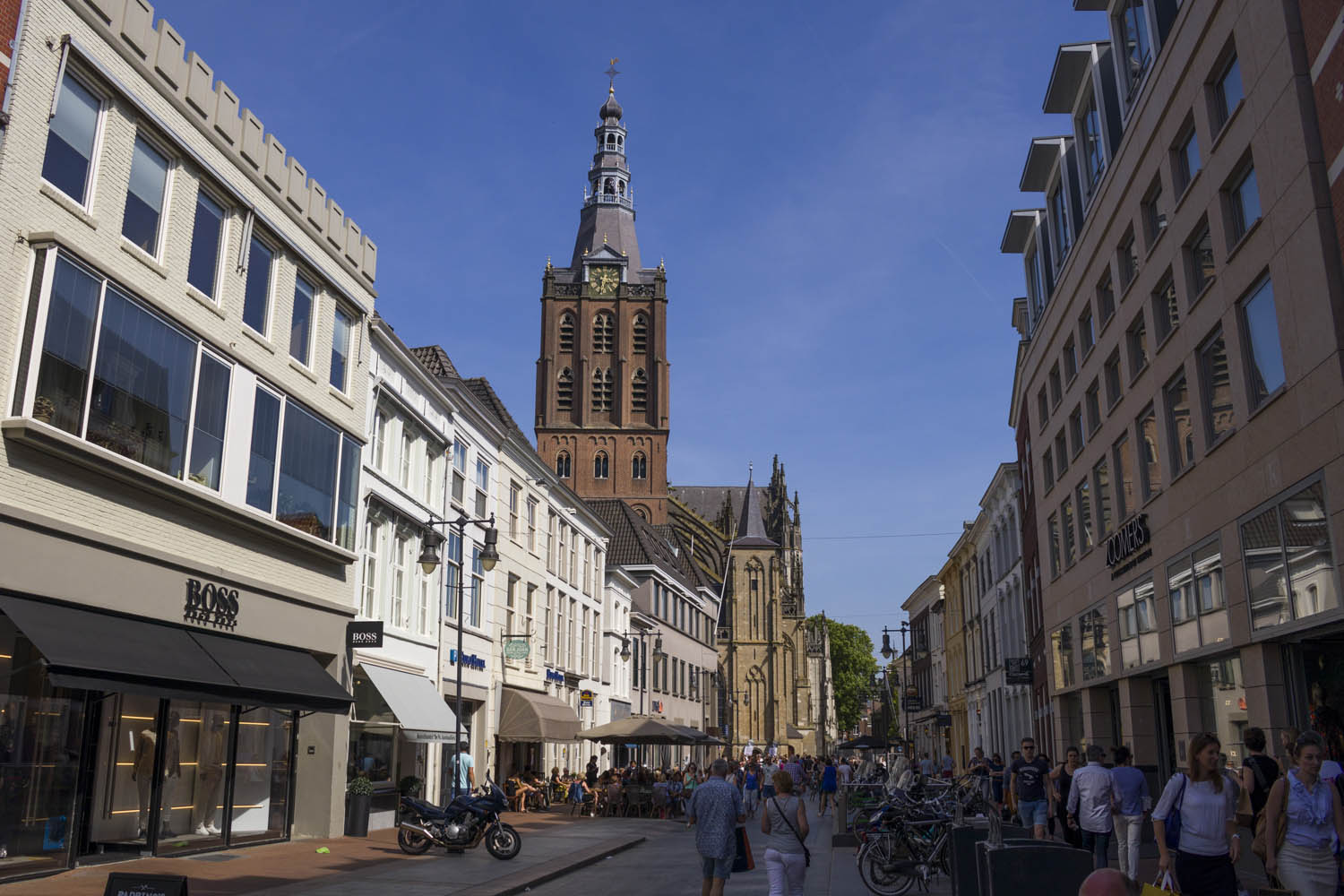 De brede Kerkstraat in Den Bosch met uitzicht op de kathedraal Sint-Jan.