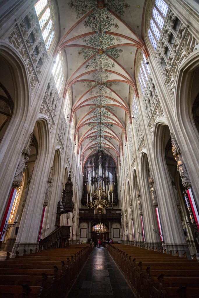Het interieur van de grote kathedraal Sint-Jan in Den Bosch. Met prachtige gouden kroonluchter.