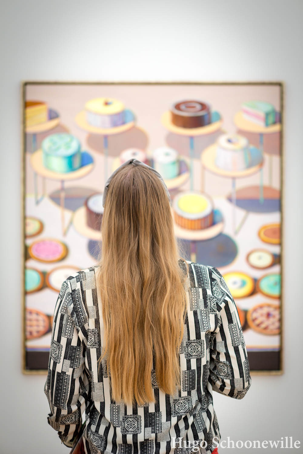 Kijkend naar een schilderij van Wayne Thiebaud in Museum Voorlinden met allerlei taarten erop.