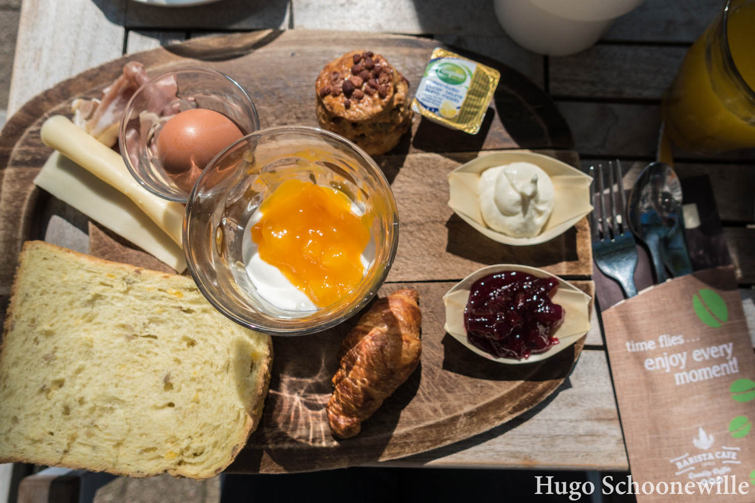 Het traditional breakfast van Barista Cafe in Zwolle, met een scone, brood, gekookt eitje en yoghurt.