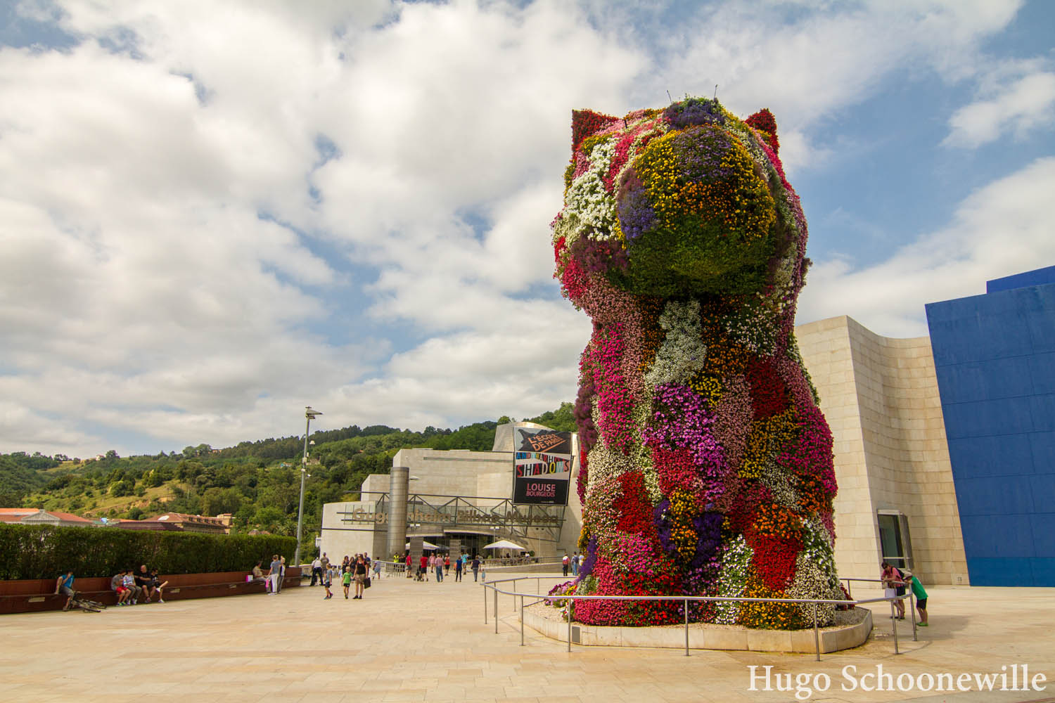 Kunstwerk in de vorm van een grote hond van bloemen: Puppy van Jeff Koon voor het Guggenheim Museum in Bilbao