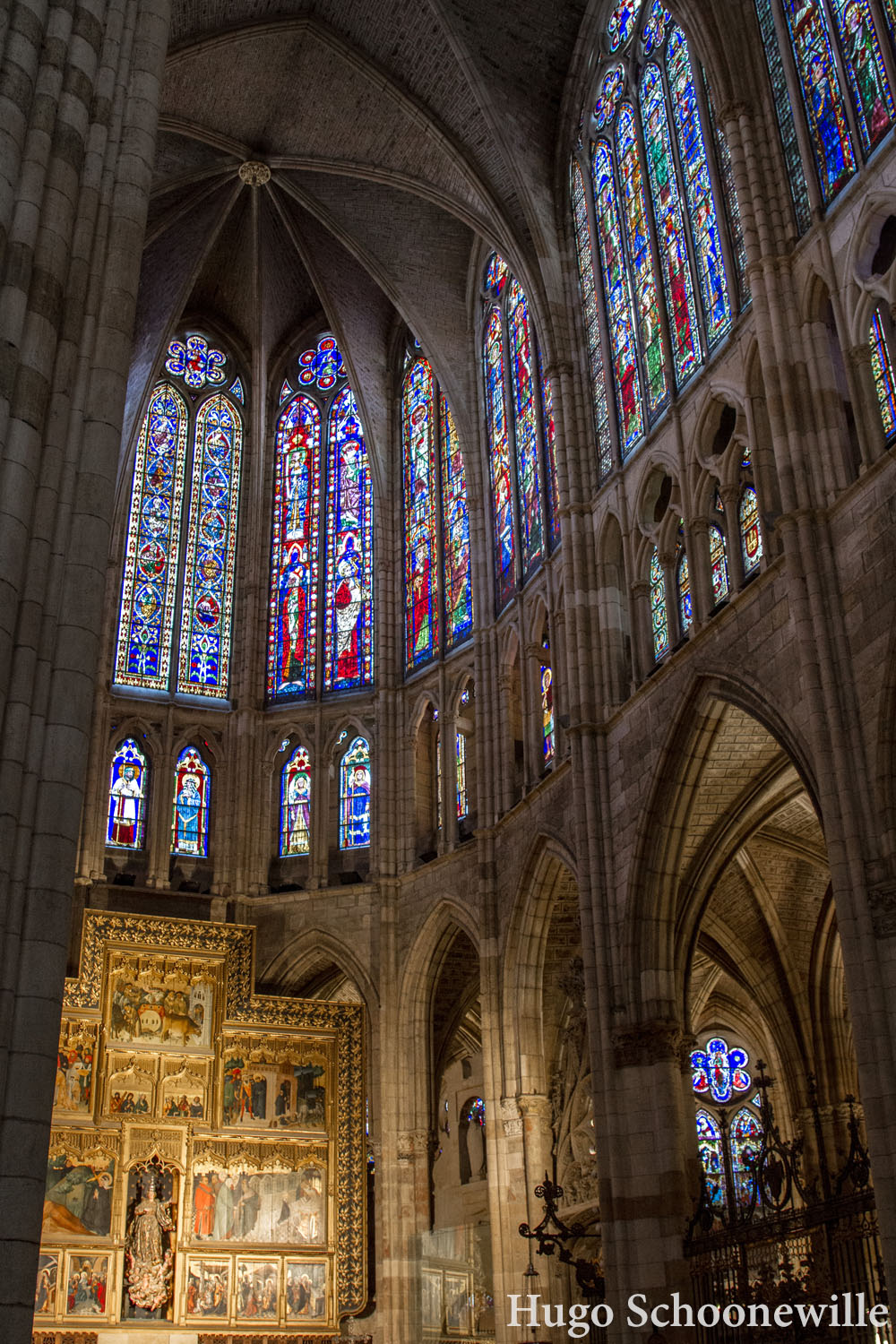 Licht dat valt door de glas-in-lood ramen in de prachtige kathedraal van León.