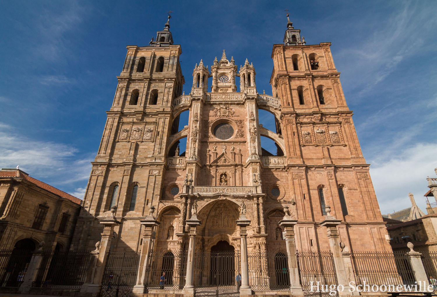 De torens en façade van de kathedraal van Astorga: goede stop tijdens een autovakantie door Spanje.