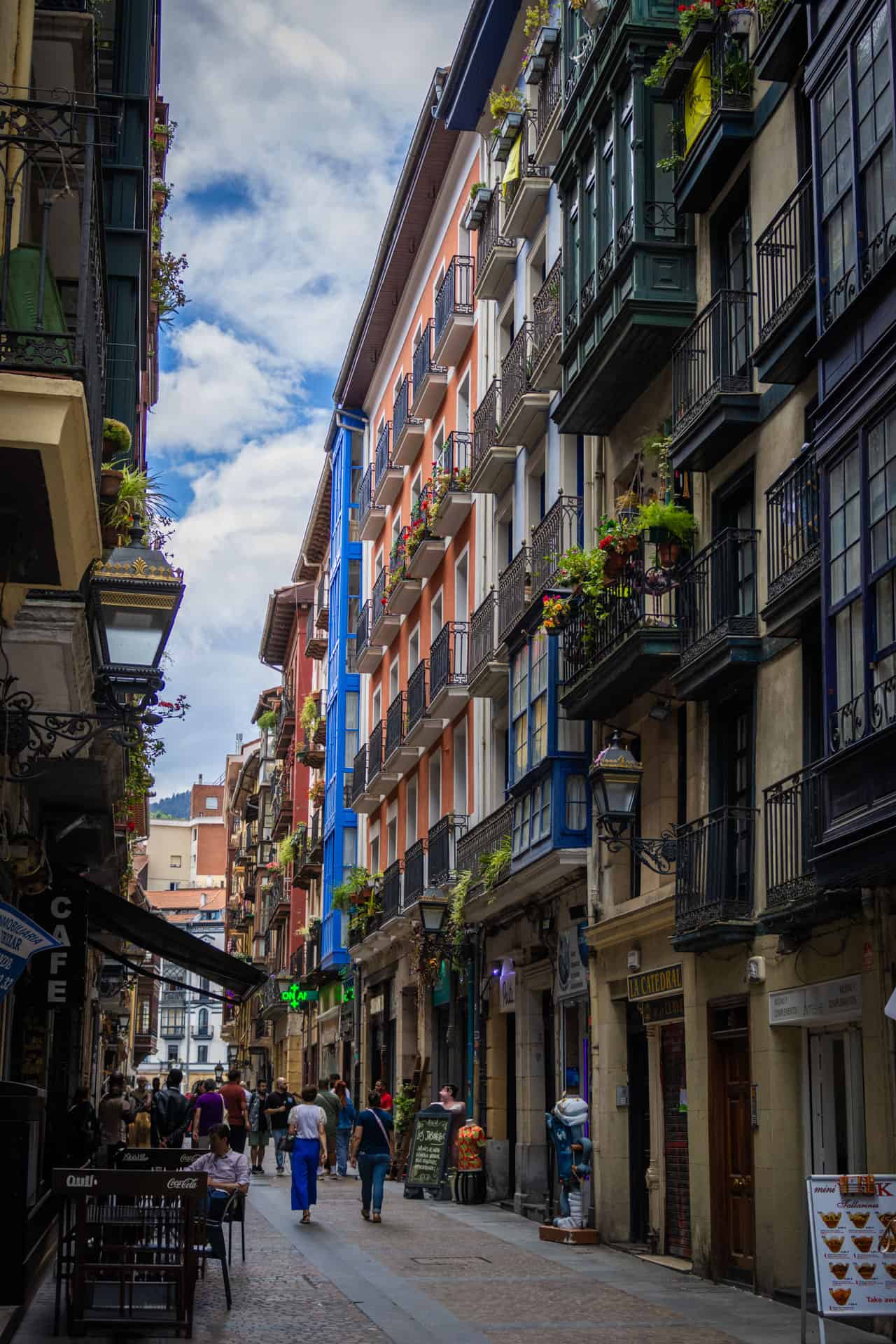 Een van de zeven straatjes van Bilbao, een leuke stop tijdens een roadtrip Noord-Spanje, met gekleurden hoge huizen en balkonnetjes