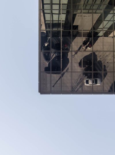 Moderne architectuur in Medienhafen met weerspiegeling