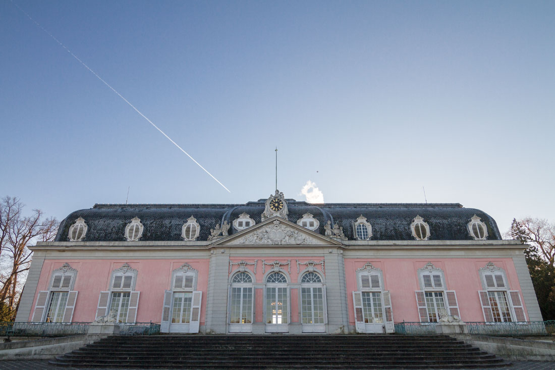Wat te doen in Düsseldorf: het roze paleis Schloss Benrath in Düsseldorf.