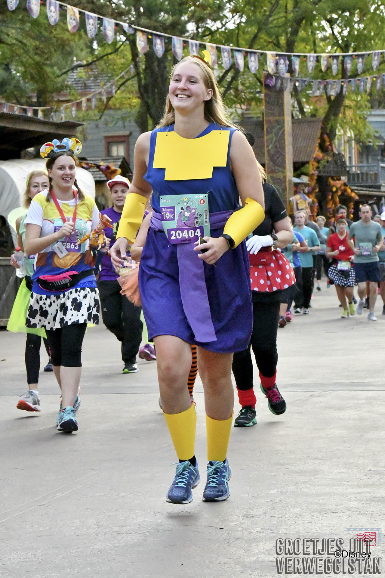 Hardlopen door Frontierland verkleed als Kronk tijdens het Magic Run Weekend