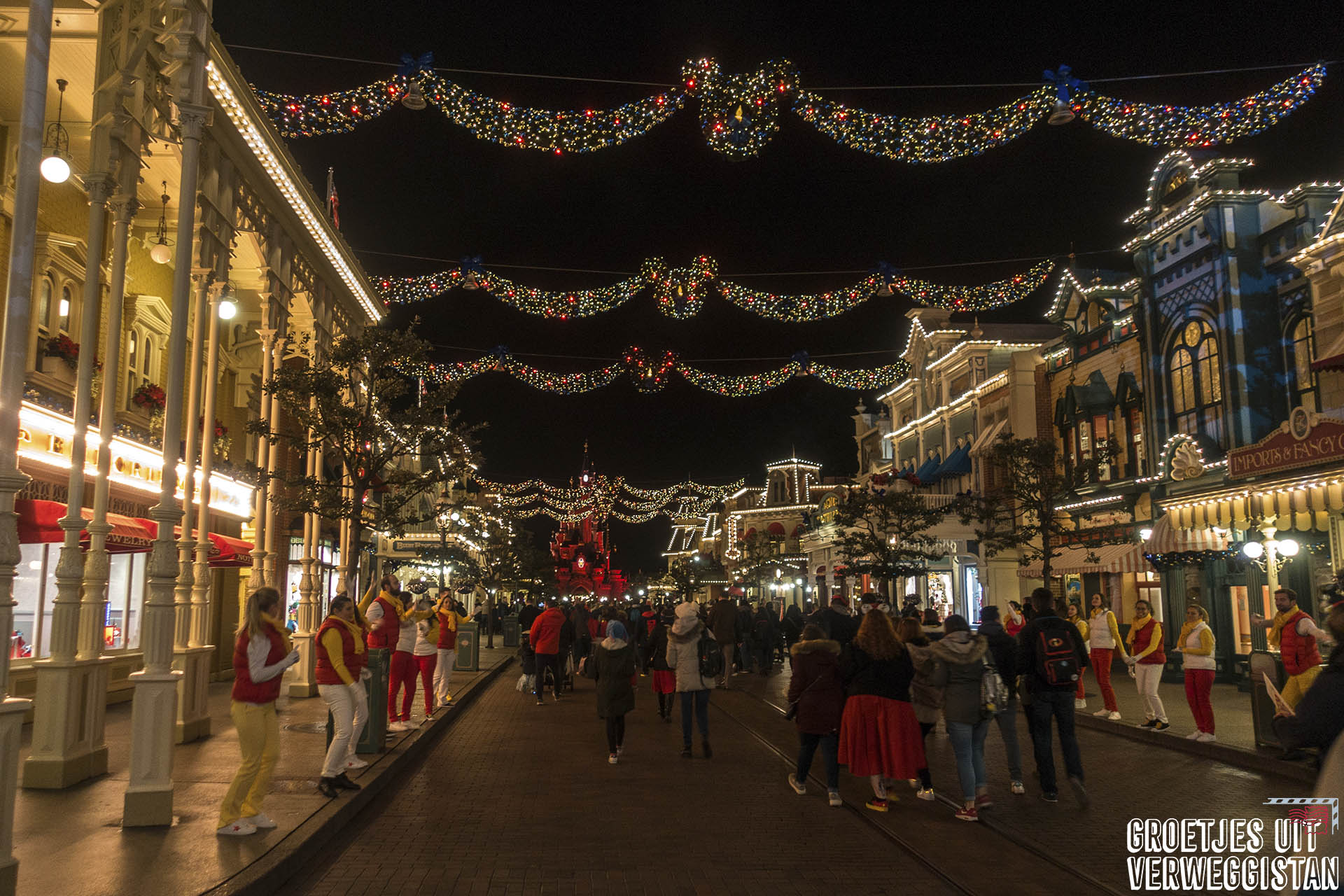 Kerstlichtjes en guirlandes op Main Street USA in Disneyland Parijs