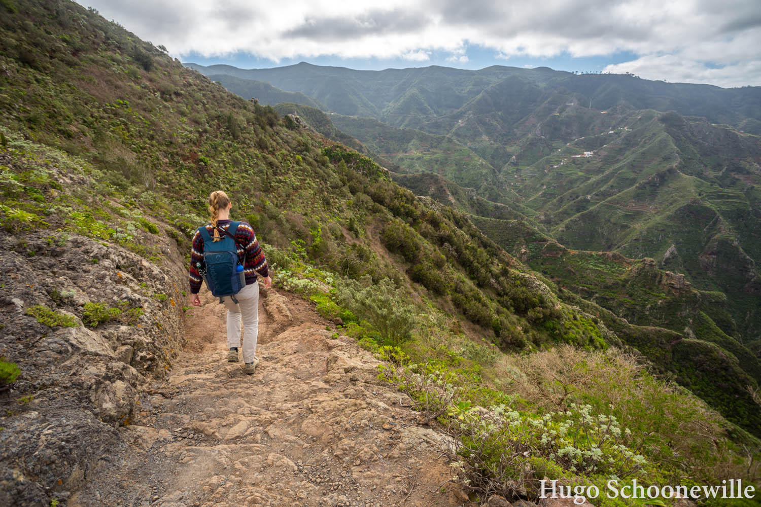 Wandelend door natuurpark Anaga op Tenerife met veel groen en uitzichten
