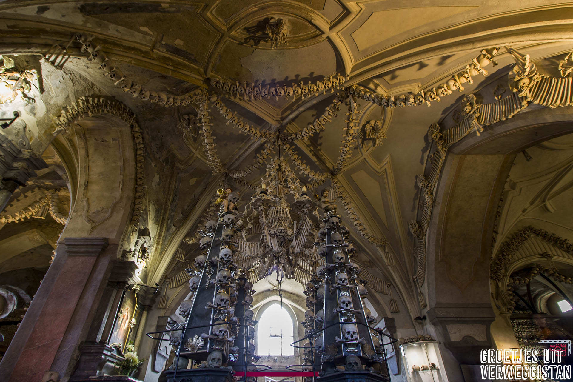 Versieringen gemaakt van menselijke botten in de kerk in Kutná Hora in Tsjechië
