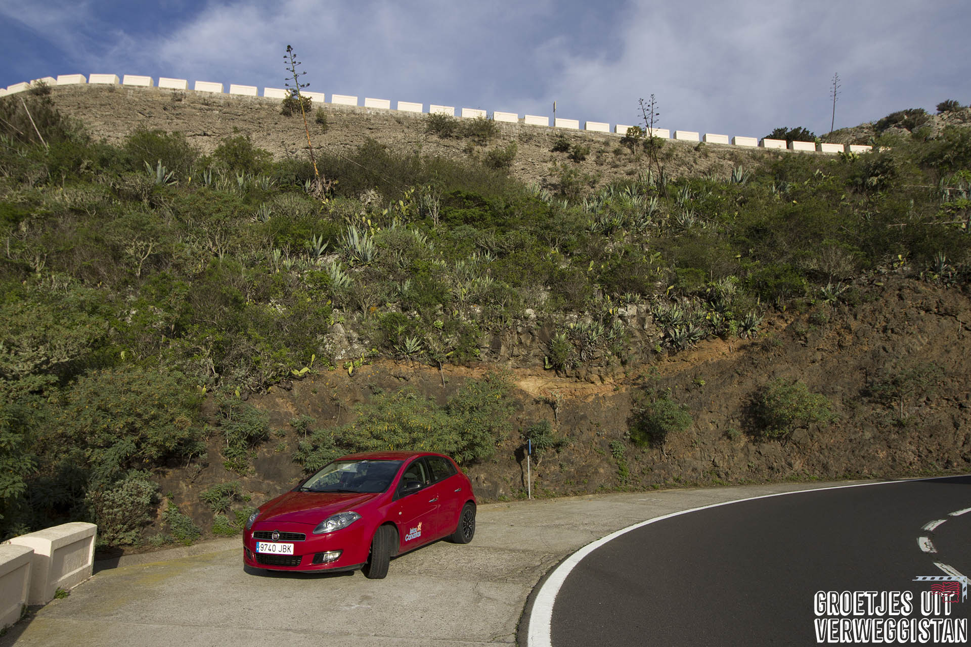 Rode Fiat Bravo huurauto van CICAR langs de weg in Tenerife.