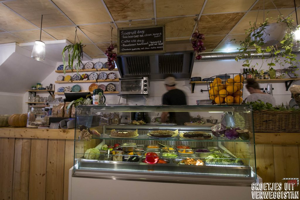 De saladebar en keuken van De Herbivoor, vegan restaurant in Groningen.