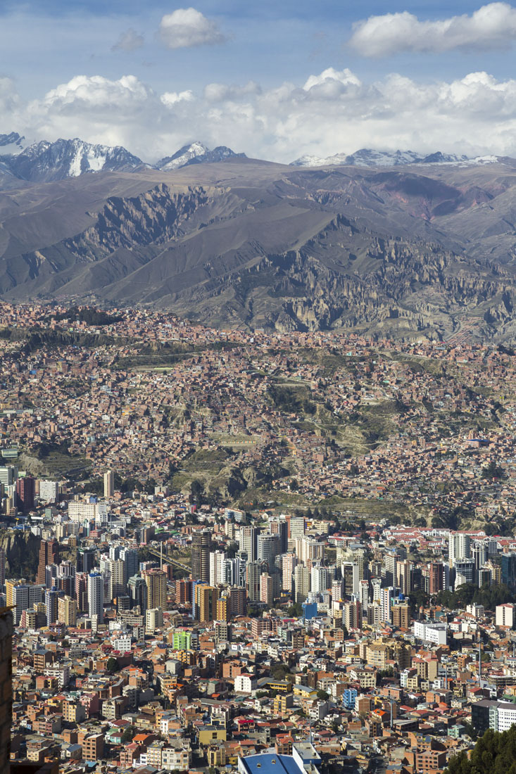 Rondreis Bolivia: uitzicht over La Paz vanaf de kabelbaan, gele lijn, amarillo, La Paz in Bolivia.