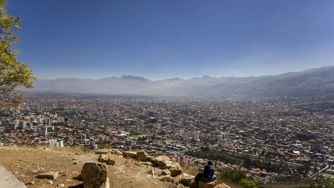 Uitzicht over Cochacamba in Bolivia vanaf het beeld Cristo de la Concordia op de berg.