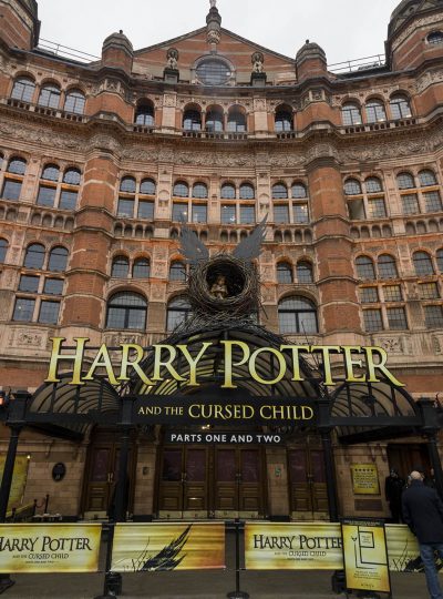 Palace Theater in Londen waar Harry Potter and the Cursed Child speelt met groot logo voorop