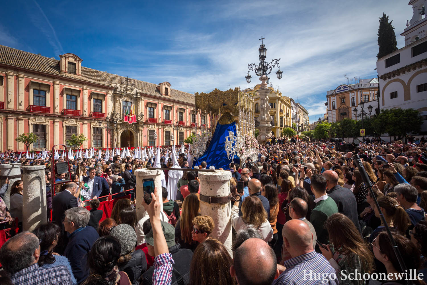 De paso met Maria van broederschap El Resucitado komt uit de kathedraal van Sevilla en gaat langs de menigte op het plein.