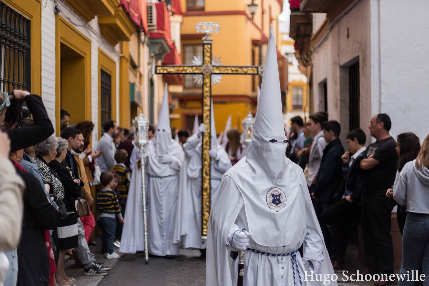 Witte nazareno's met kruis in Sevilla tijdens Semana Santa