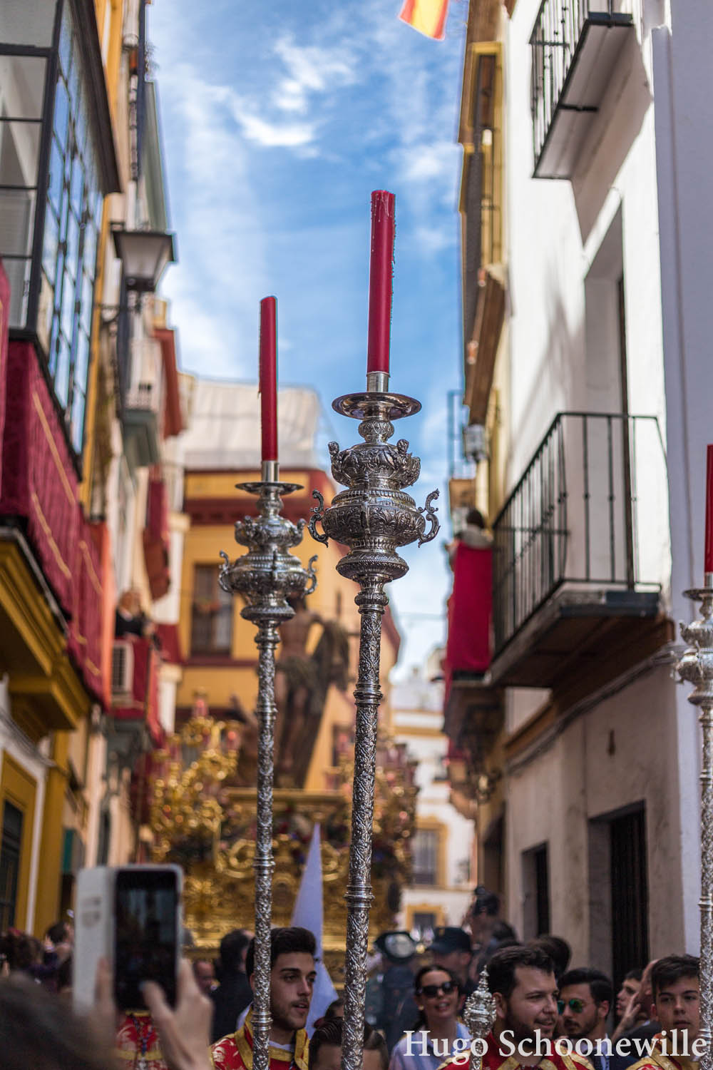 Kaarsen en op de achtergrond een gouden paso tijdens Pasen in Sevilla